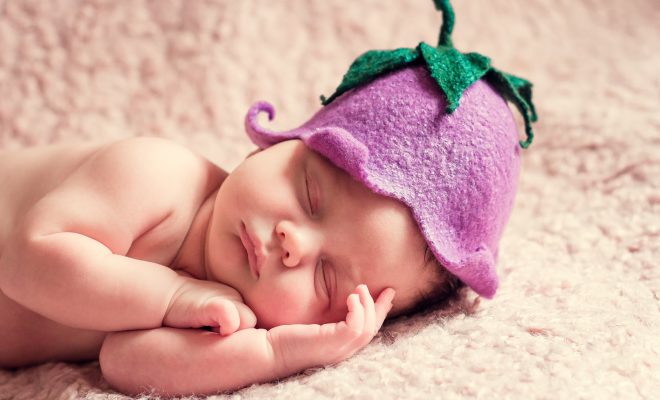 で 寝る 横向き 新生児 赤ちゃん・新生児の向き癖とは？横向きで寝るときの対策は？